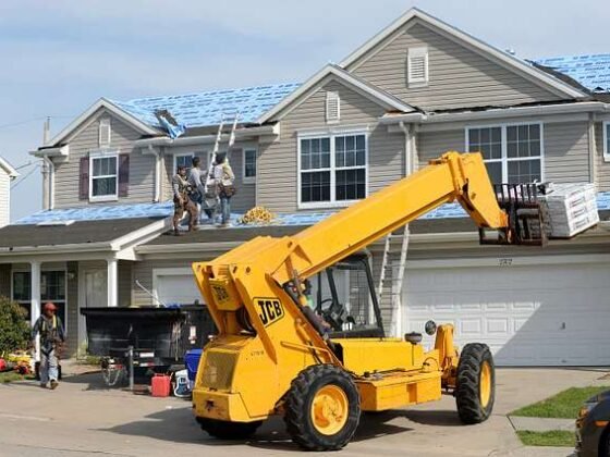 featured image - How To Choose a Roofing Company