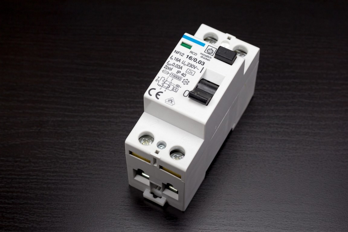 Featured image - Key tips to Consider When Choosing a Power Protection Circuit