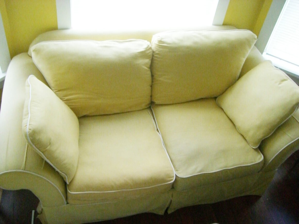 featured image - Maximizing Comfort and Style: Choosing the Perfect Loveseat for Small Spaces