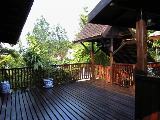 featured image - Enhancing Curb Appeal the Perfect Deck and Fence Combinations