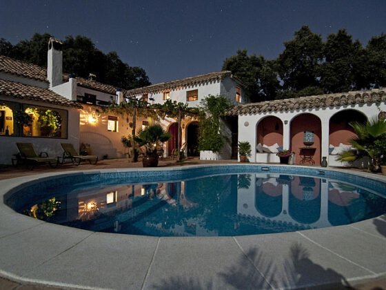 featured image - Choosing the Perfect Shape Round Swimming Pools Explained