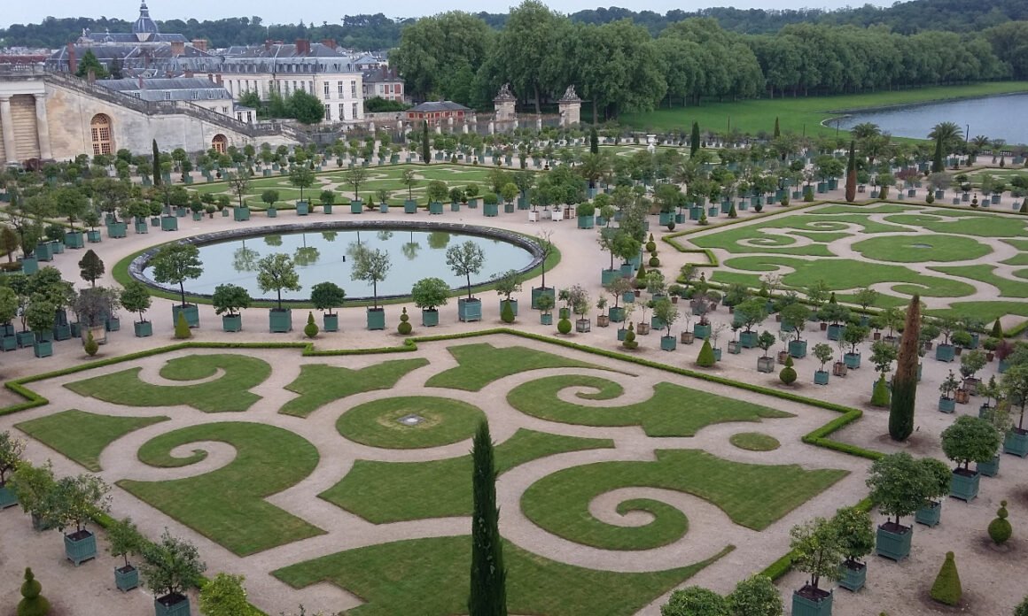 featured image - Exploring Billionaires' Mansions Landscaping That Will Take Your Breath Away